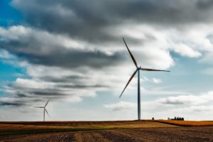 klimavenlige løsninger - vindmøller og træpilelfyr